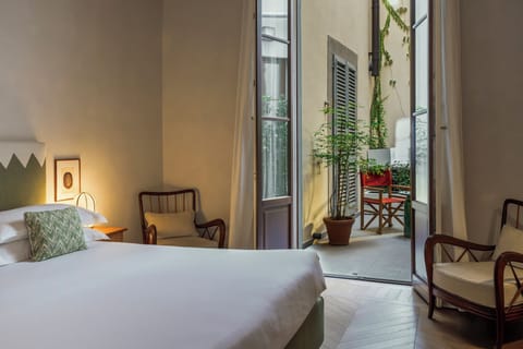 Superior Room | Minibar, in-room safe, desk, blackout drapes