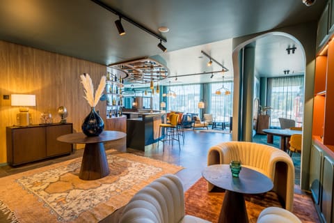 Lobby lounge