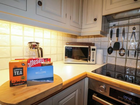 Cottage | Private kitchen | Fridge, dishwasher, electric kettle, toaster