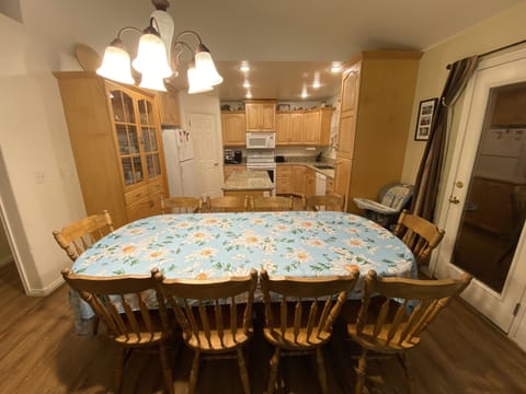 seating for 10 people at dining area table