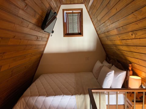 Romantic Chalet | Desk, laptop workspace, free WiFi, bed sheets