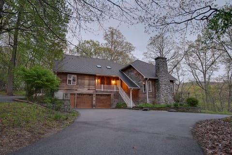 Welcome to Happy Harbor- A spacious getaway in paradise!