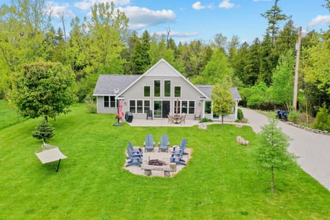 “The yard is so peaceful. We took advantage of the fire pit with s’mores, corn hole, giant Jenga, the grill, and the kayaks — so much to enjoy!” Jamie J (July, 2025)