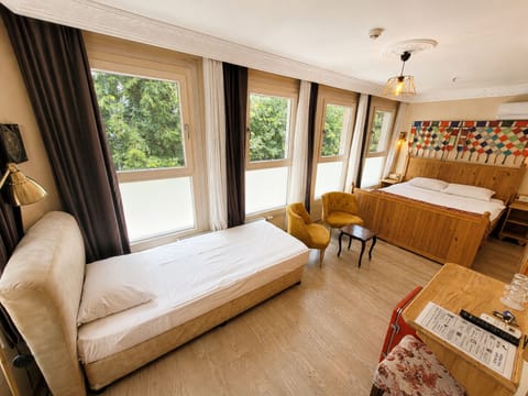 Standard Double or Twin Room | Minibar, WiFi (free), bed sheets