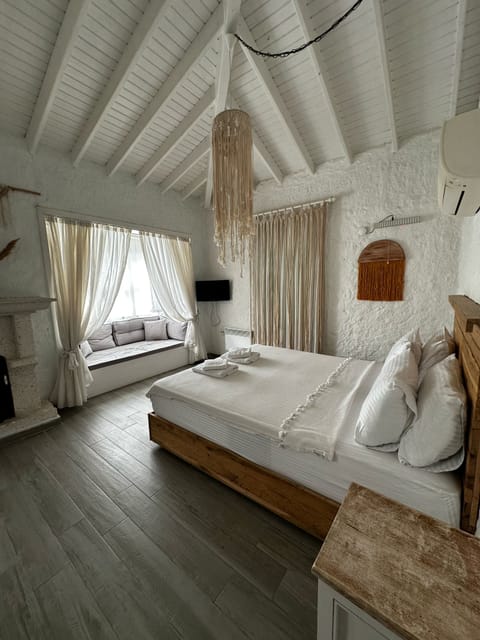 Grand Room | Minibar, free WiFi, bed sheets