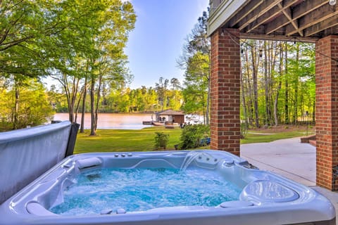Milledgeville Vacation Rental | 2BR | 2BA | 1,800 Sq Ft | Stairs Required