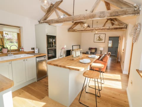Cottage | Private kitchen | Fridge, dishwasher, electric kettle, toaster