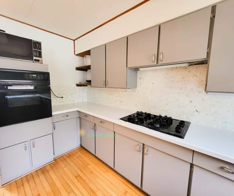 Kitchen - Fully equipped, cooking basics, dishware & flatware, microwave, toaster, drip coffee maker, trash bags, paper towels