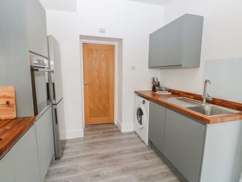 Cottage | Private kitchen | Fridge, dishwasher, electric kettle, cookware/dishes/utensils