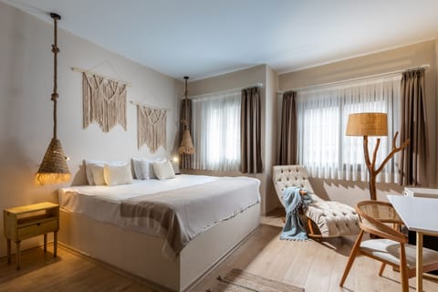 Deluxe Room | Premium bedding, minibar, in-room safe, desk