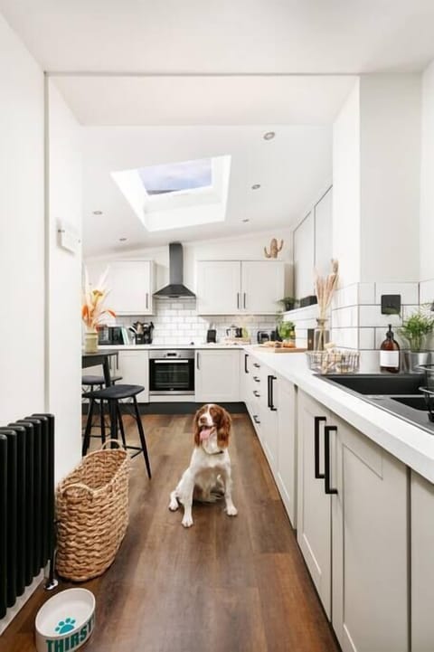 Cook your favourite home cooked food in this modern fitted kitchen with all amenities that you need as a home from home.