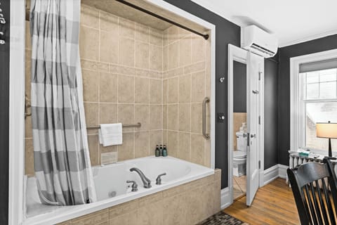 Superior Room, 1 Queen Bed, Jetted Tub | Bathroom | Hair dryer, towels, soap, shampoo