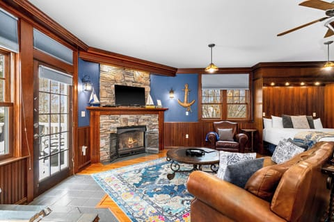 Bespoke Studio Suite, 1 King Bed, Jetted Tub | Pillowtop beds, individually decorated, individually furnished