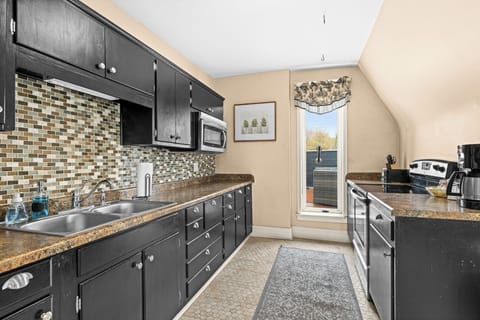 Bespoke Apt Suite, 2 King Beds, 1 Twin Bed | Pillowtop beds, individually decorated, individually furnished