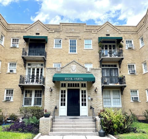 Building Entrance that Overlooks Oglethorpe Square