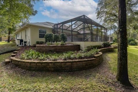 Backside of the pool, you can also see the pool heat pump next to the pump.