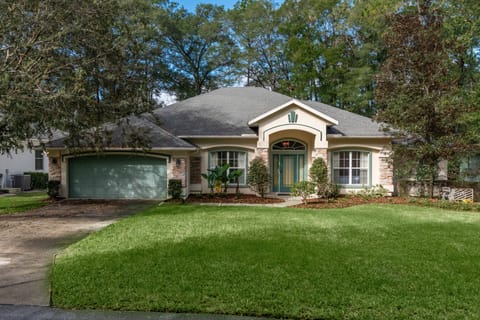 Peaceful 4BR pet-friendly pool house!