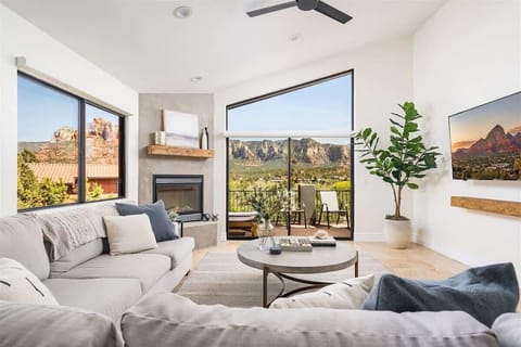 Impeccable red rock views through out