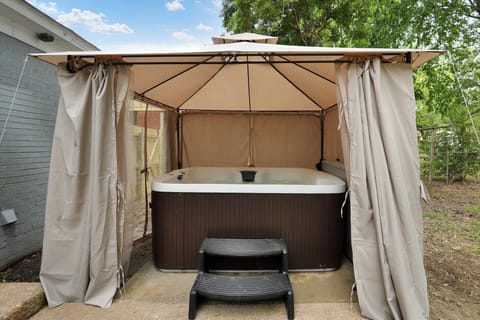 Cozy Graceland Hot Tub Retreat 3BD/2Bath 🎶🎸 House in Memphis