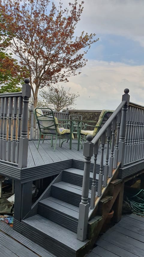 UPPER DECK SUN TRAP
watch to world go by.