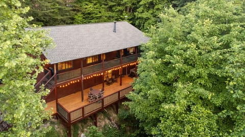 Secluded cabin with a view. Large deck space for enjoyment!