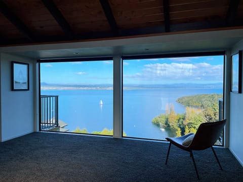 Breathtaking panoramic Lakeview from living room