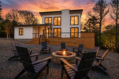 Outdoor Lounge: Gather around the fire pit under colorful sunsets for unforgettable evenings!