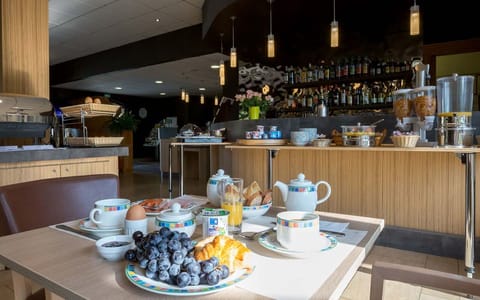 Daily buffet breakfast for a fee