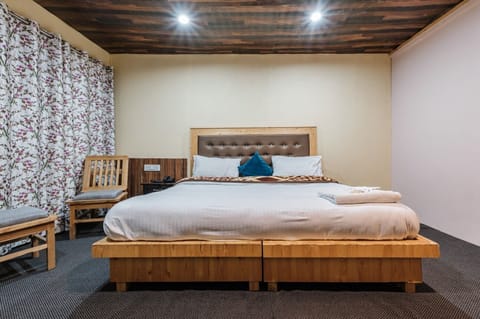 Deluxe Room | Down comforters, memory foam beds, in-room safe, bed sheets