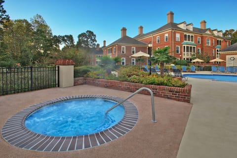 Relaxing hot tub with nice view of the garden!