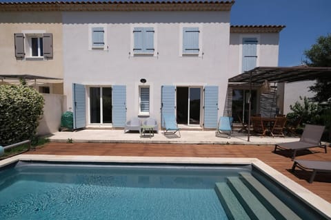 MERINDOL vacation rental, comfortable house for rent with private pool for 6 people. Online reservation with Plaisirs & Maisons de Provence