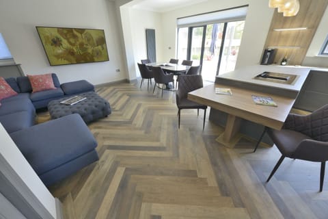 Dining table for 8 - 75inch smart tv full sky tv package throughout villa