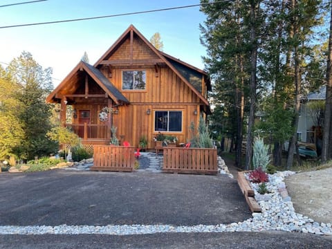 Exterior/front view of the 3 Bears Cabin in Invermere, BC & its designated parking pad.
