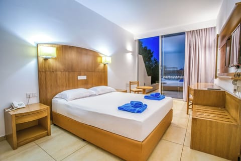 Family Quadruple Room | Minibar, desk, free WiFi, bed sheets