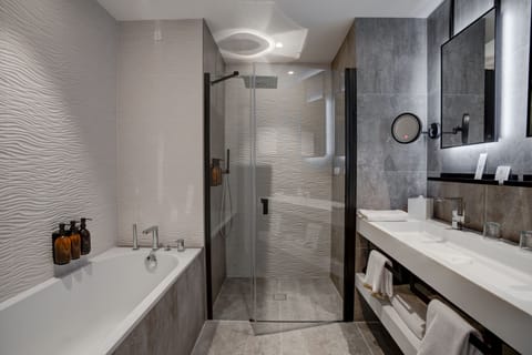 Deluxe Triple Room | Minibar, in-room safe, laptop workspace, blackout drapes