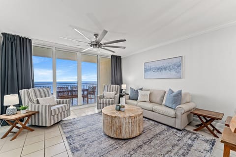 Living Area, Queen Sleeper Sofa