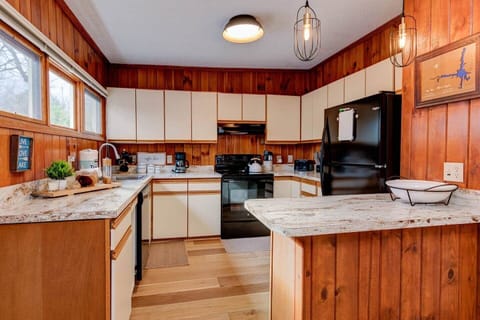 Fully Stocked Kitchen, new appliances & Coffee Bar