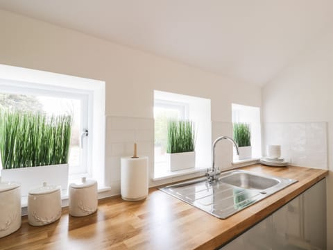 Cottage | Private kitchen | Fridge, microwave, electric kettle, toaster