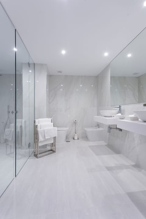 Deluxe Apartment, 3 Bedrooms, City View | Bathroom | Bathtub, towels