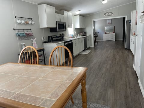 Open dining to kitchen