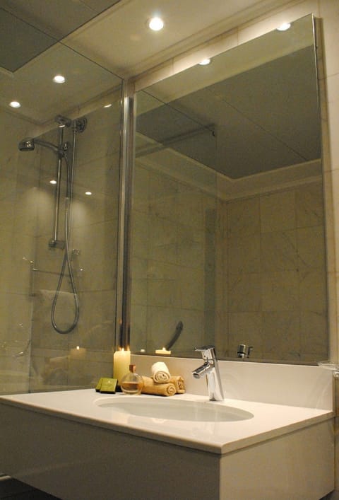 Suite | Bathroom | Free toiletries, hair dryer, slippers, bidet