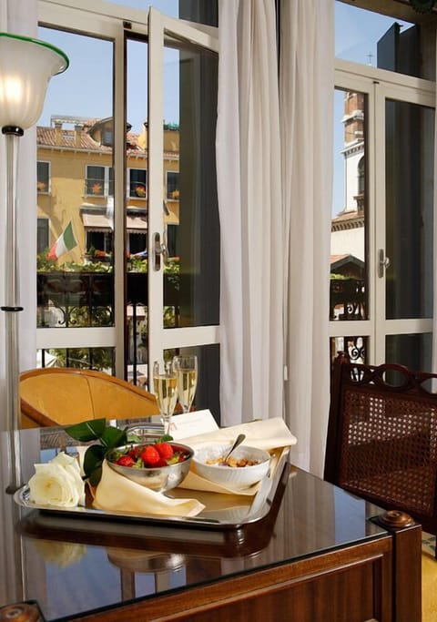 Suite | Down comforters, minibar, in-room safe, desk