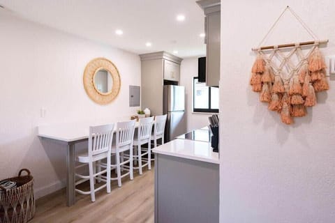 With a surf breakfast bar that seats four, sip your morning coffee, an afternoon daiquiri, or set out a happy hour spread before you hit the town.