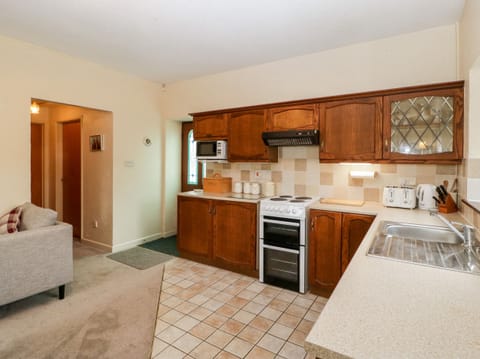 Cottage | Private kitchen | Fridge, electric kettle, toaster, cookware/dishes/utensils