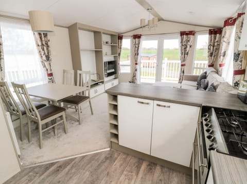 Cottage | Private kitchen | Fridge, microwave, electric kettle, toaster