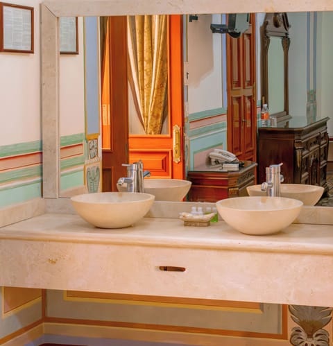 Family Room | Bathroom | Shower, towels, soap, shampoo