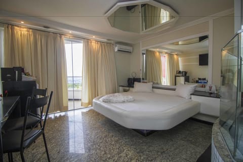 Classic Double Room | Minibar, bed sheets
