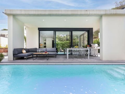 Water, Property, Furniture, Swimming Pool, Plant, Shade, Couch, Sky, Outdoor Furniture, Rectangle