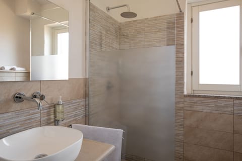 Shower, rainfall showerhead, free toiletries, hair dryer