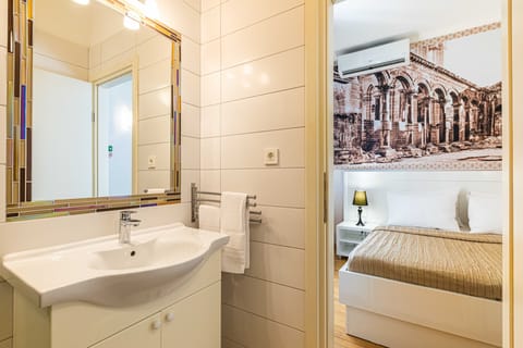 Deluxe Room | Bathroom | Shower, free toiletries, hair dryer